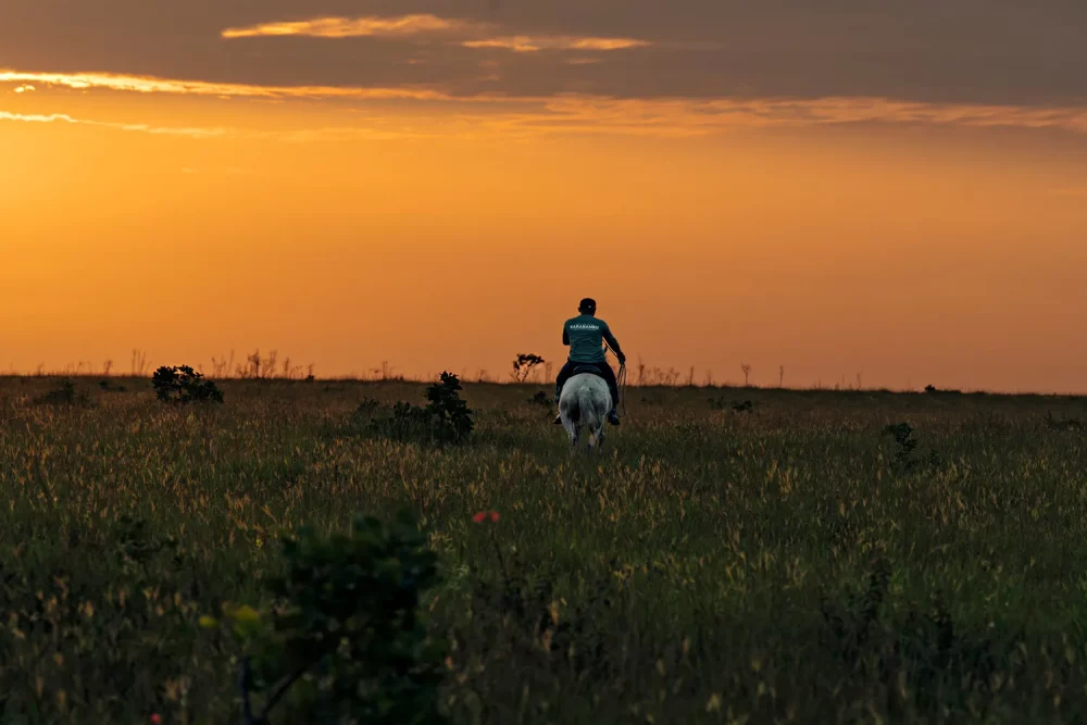 horseback-riding-sunset-PHOTOPKGGUYANA0725-1d72c35f11db481fbc268da057d01f64-1000x667 - Este país sudamericano (poco visitado)es un paraíso natural y el sueño de todo fotógrafo