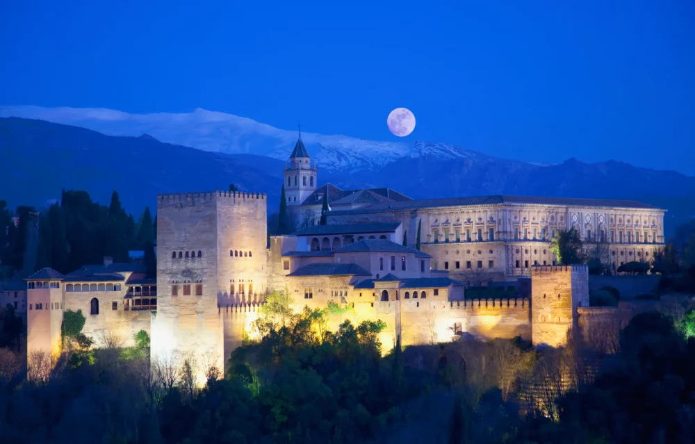la-alhambra-1000x639 - Granada: un destino con historia y encanto