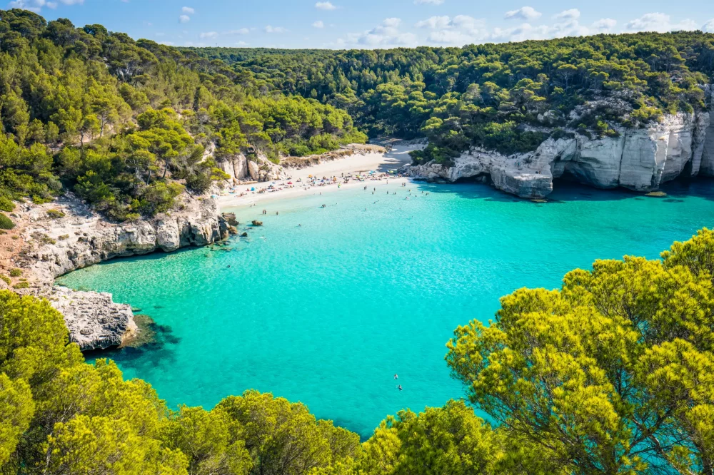 Menorca: Descubre los mejores Beach Clubs de este verano 2025