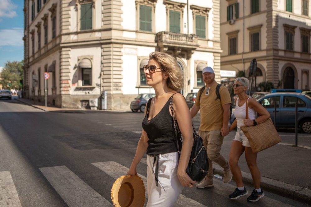 mujer-caminando-por-roma-1000x666 - La ciudad más caminable del mundo es también un “museo al aire libre”