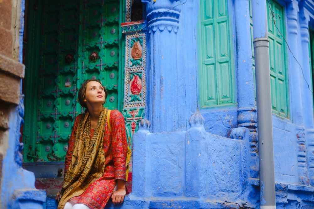 mujer-en-India-1-1000x666 - Este viaje de 60 días te permite explorar cuatro continentes: desde paseos en globo en Capadocia hasta un crucero de lujo en Camboya