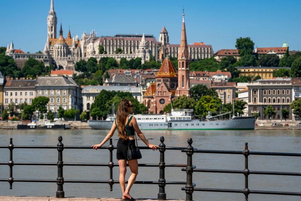 mujer-en-budapest-1000x666 - La ciudad más caminable del mundo es también un “museo al aire libre”