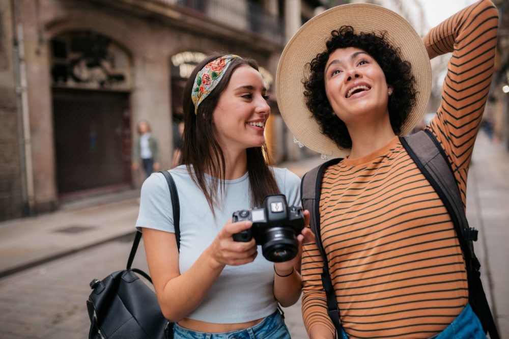 mujeres-viajeras-1000x666 - Travel + Leisure aterriza en España 
