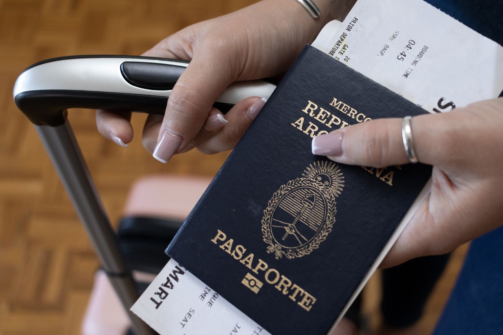 Por qué nunca deberías guardar tu pasaporte en tu equipaje de mano