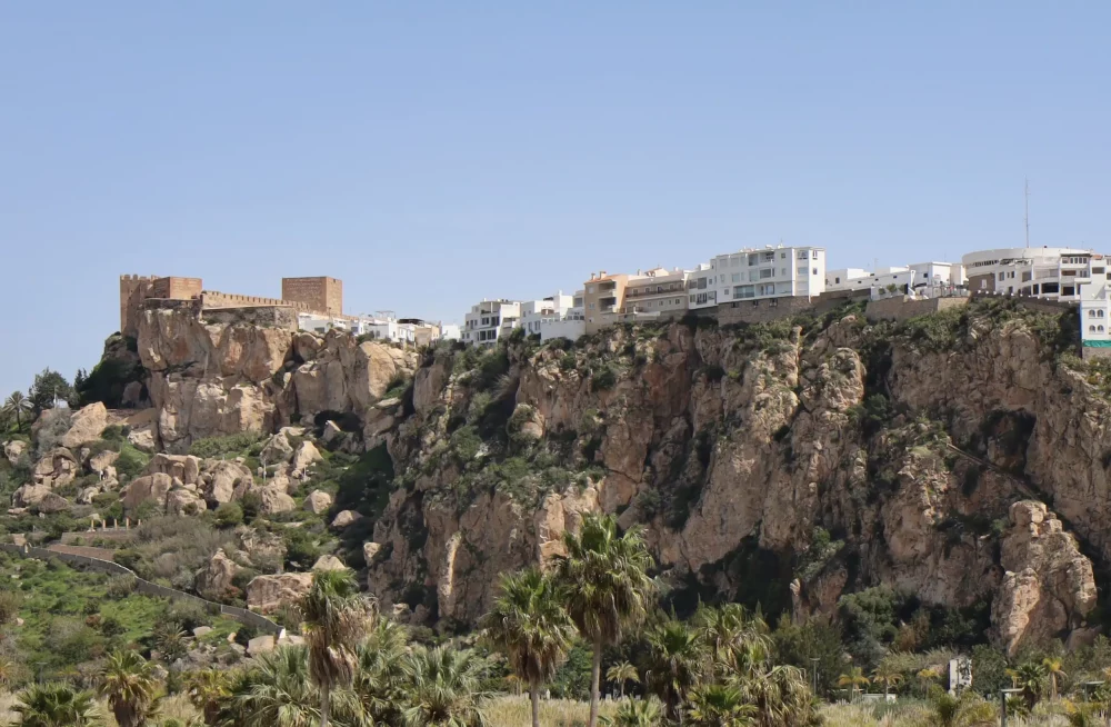 salobrena-castillo-1000x654 - El encantador pueblo granadino con clima tropical donde bucear, comer rico y disfrutar de su patrimonio