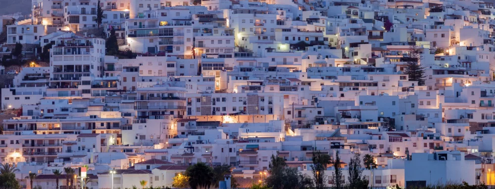 salobrena-noche-1000x383 - El encantador pueblo granadino con clima tropical donde bucear, comer rico y disfrutar de su patrimonio