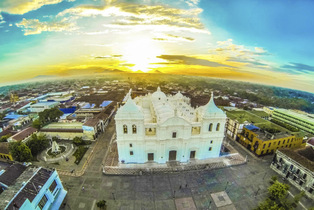 Catedral-de-Leon-1000x669 - Tu guía completa para descubrir Nicaragua
