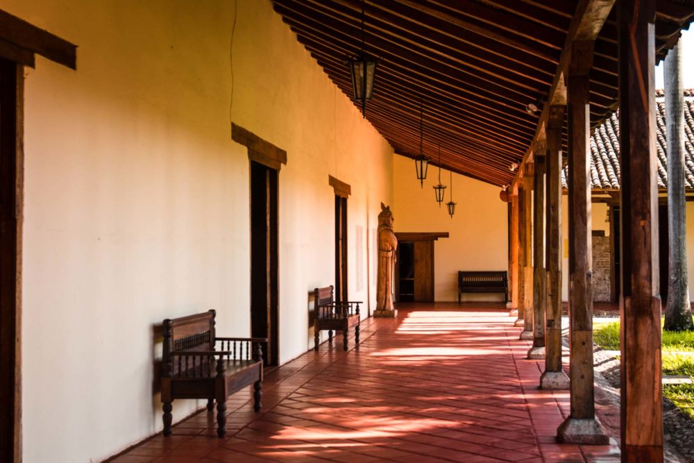 Centro-Cultural-Museo-Convento-San-Francisco-1-GRANADA-1000x667 - Tu guía completa para descubrir Nicaragua