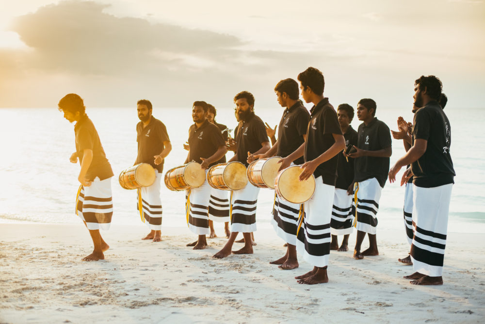Enjoy-the-traditional-music-_Bodu-Beru_-Jehun2-1000x667 - Las Maldivas, lujo naturaleza y cultura en su forma más pura