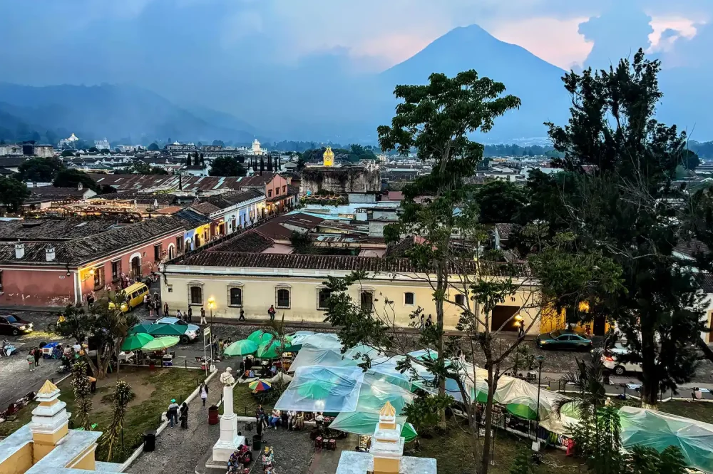TAL-antigua-guatemala-HIKEDVOLCANO0725-c682d710d8a749ef93f974598aaceab1-1000x665 - Me dijeron que tal vez nunca volvería a caminar… así que subí un volcán en Guatemala