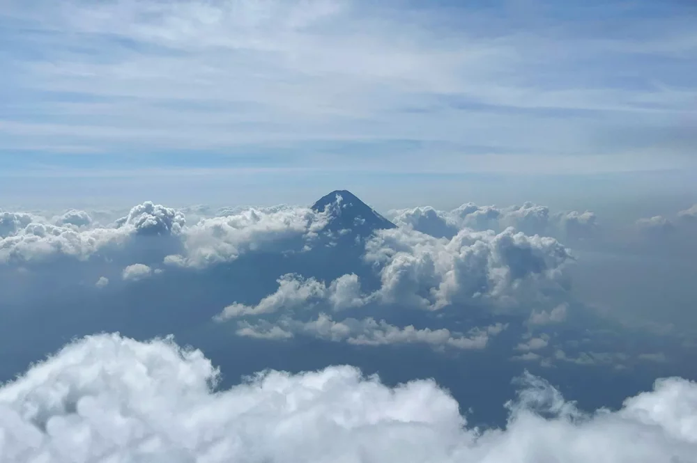 TAL-clouds-volcan-acatenango-guatemala-HIKEDVOLCANO0725-7570786f47af42b19a01340495d656de-1000x665 - Me dijeron que tal vez nunca volvería a caminar… así que subí un volcán en Guatemala