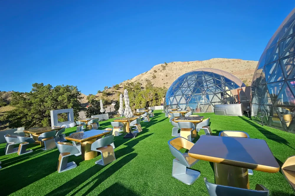 TAL-patio-clear-sky-resorts-bryce-canyon-BRYCECANCLEARSKY0625-3914ff17e876455d8240c190a48b74a1-1000x665 - Este glamping en una zona remota de Utah te permite ver las estrellas desde la cama. Y se siente como estar en Marte