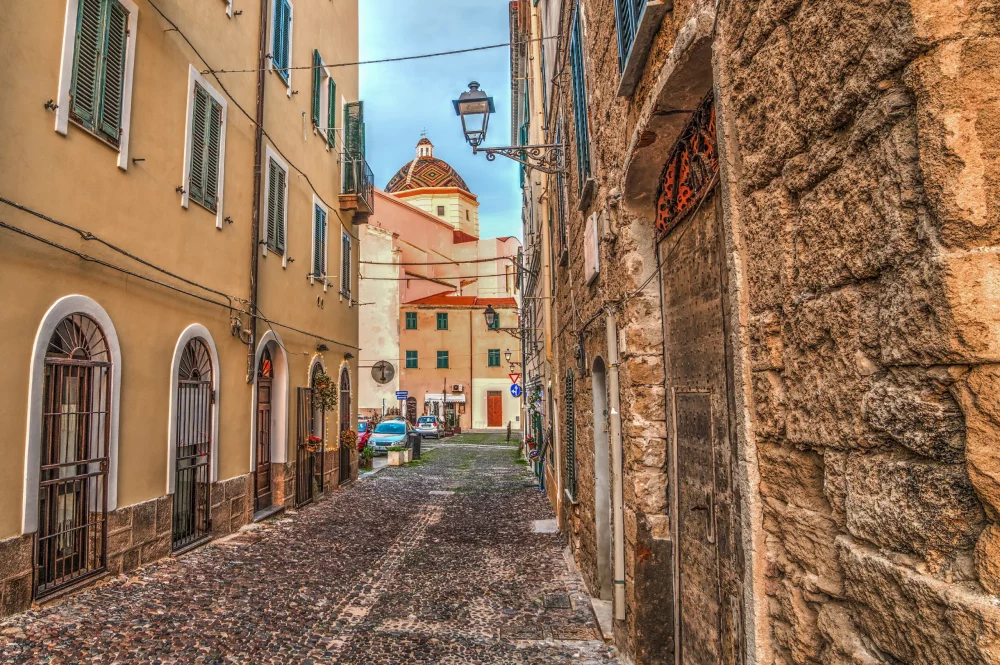 alghero-cerdena-1000x665 - Los siete planes imprescindibles para una escapada a Cerdeña