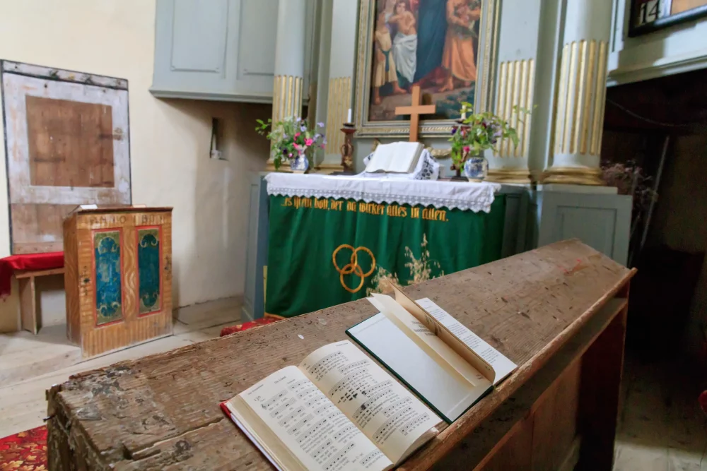 altar-fortificado-iglesia-viscri-1000x667 - ¿Dónde se encuentra la verdadera Transilvania?