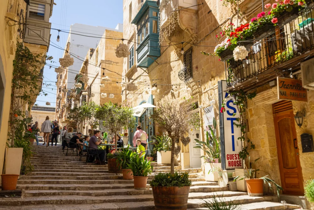 calle-la-valeta-1000x667 - Malta, el destino mediterráneo que siempre sorprende por su belleza