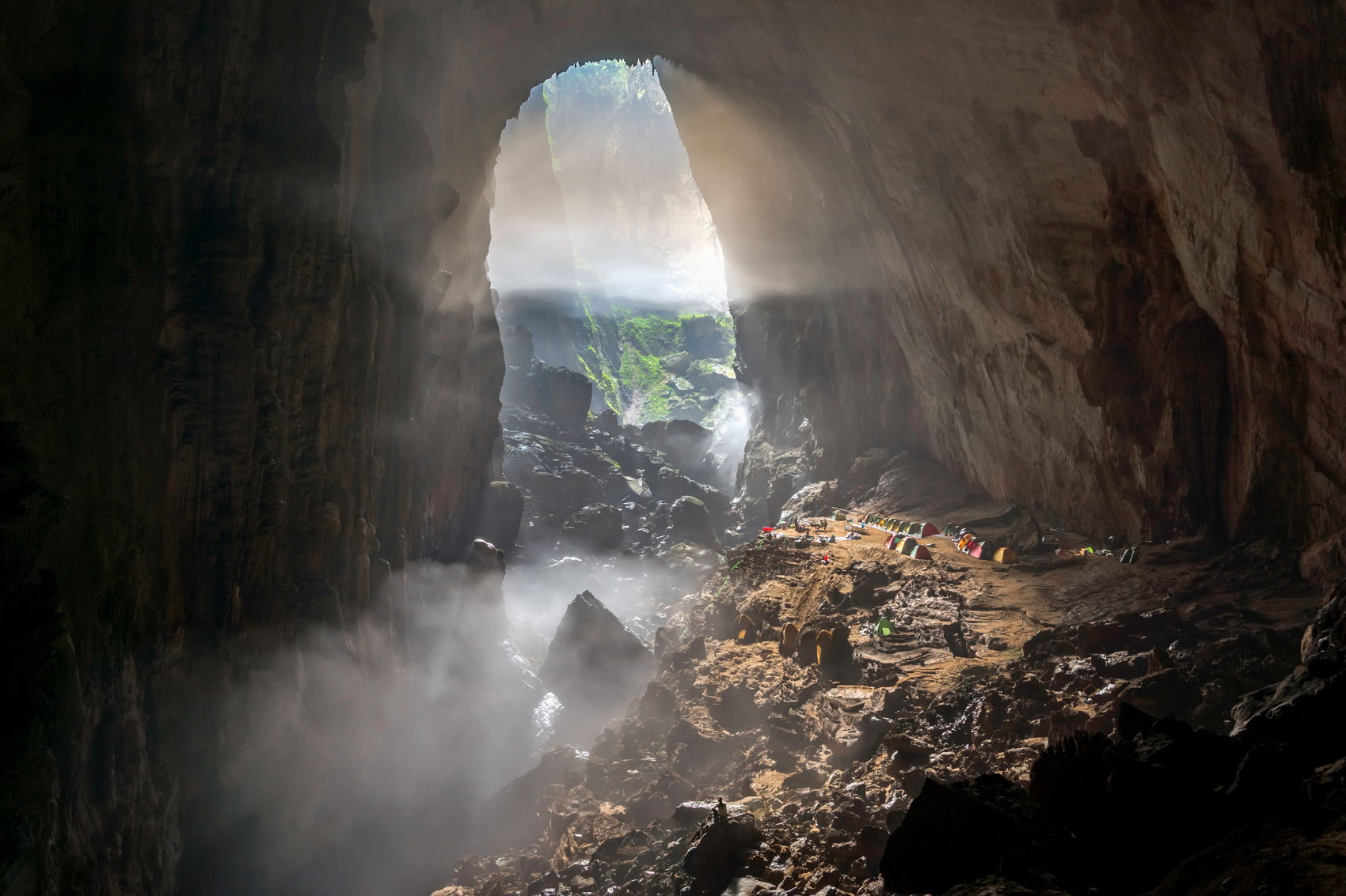 Hang Son Doong, la cueva más grande del mundo, tiene su propio ecosistema con selvas y ríos. Así puedes verla
