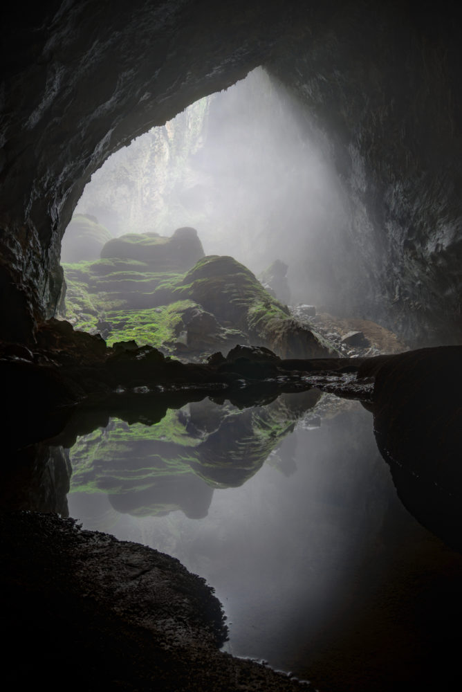 cueva-vietnam-668x1000 - Hang Son Doong, la cueva más grande del mundo, tiene su propio ecosistema con selvas y ríos. Así puedes verla