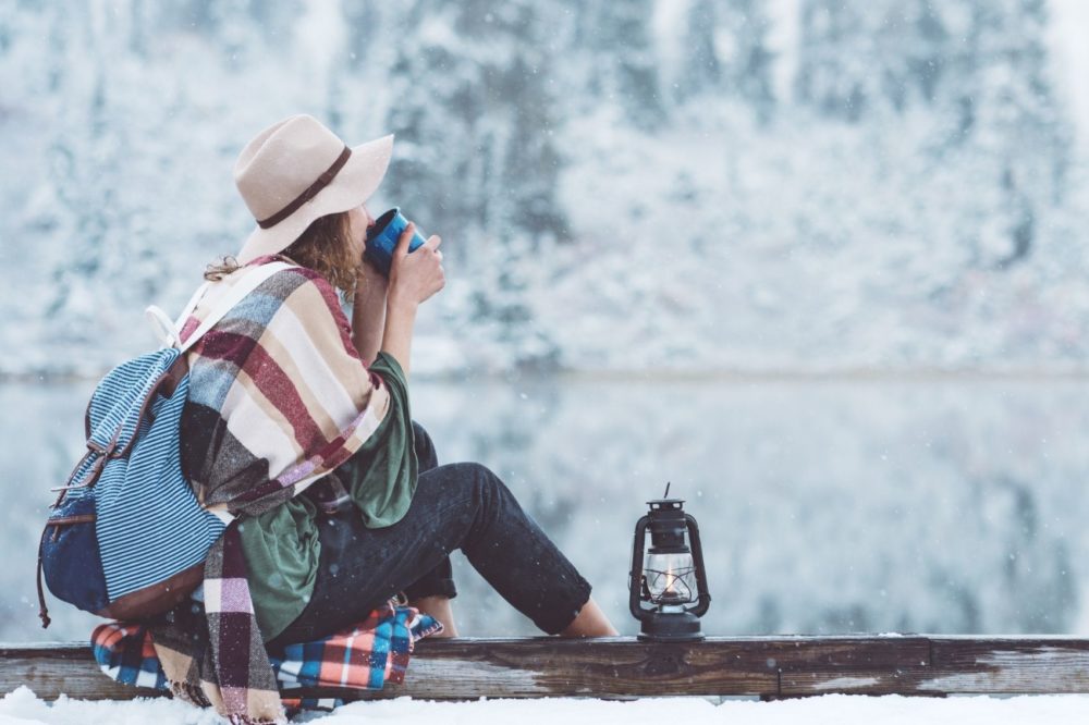destinos-frio-mujer-1000x666 - Estos son los mejores destinos de “coolcation” en Europa para el verano, según un nuevo estudio