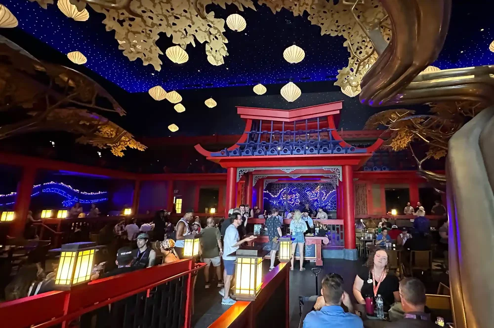 interior-blue-dragon-pan-asian-restaurant-celestial-park-UNIEPICASIANDINE0525-5580a53c9d2748bb9cde4b9914d05258-1000x665 - Epic Universe tiene un restaurante que rinde homenaje a la cocina panasiática