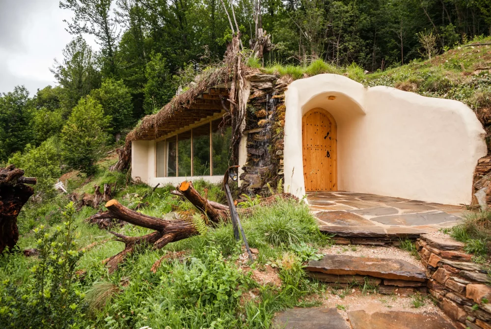 la-cueva-aldea-do-mazo-1000x670 - Aldea Do Mazo: un refugio sostenible y con historia escondido en Galicia