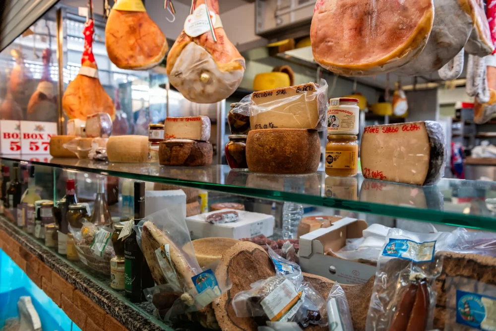 mercado-san-benedetto-1000x667 - Los siete planes imprescindibles para una escapada a Cerdeña