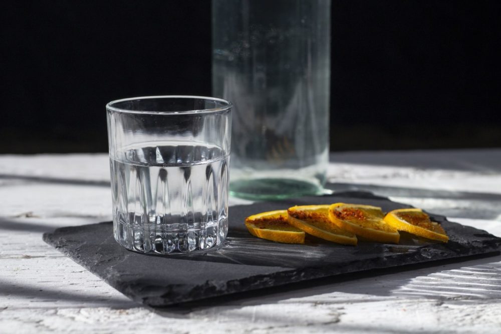 mezcal-destilado-1000x666 - ¿Cuál es la diferencia entre el mezcal y el tequila?