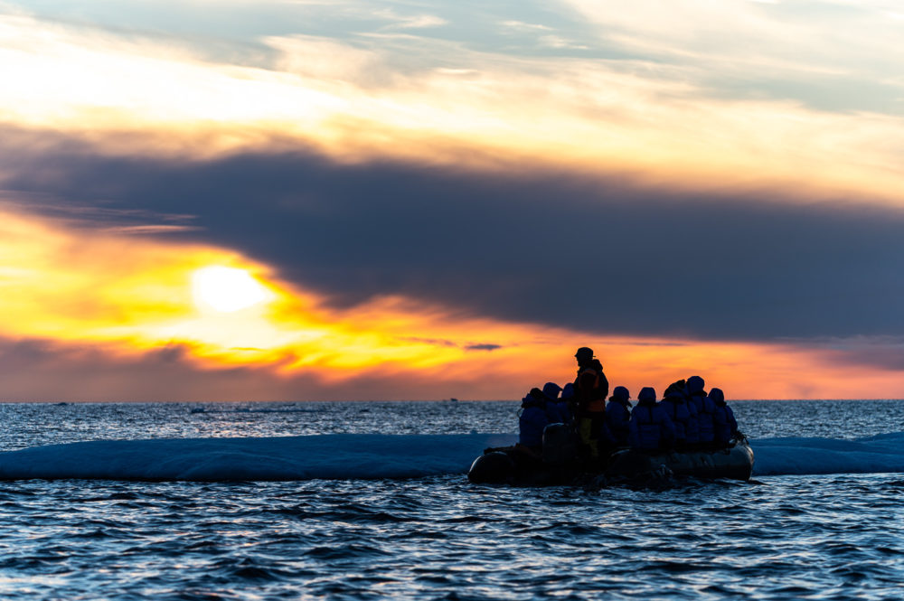 navegacion-zodiac-Adventure-Canada-crucero-en-al-Artico-1000x665 - Crucero en el Ártico: encuentros inesperados en Groenlandia y Nunavut
