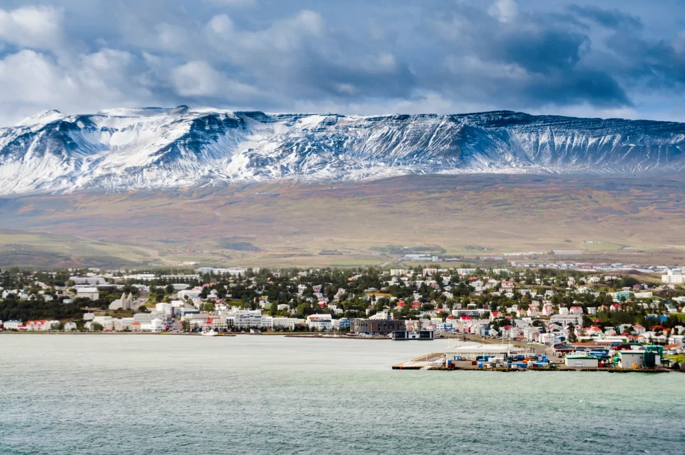paisaje-akureyri-islandia-1000x664 - “Coolcation”, la tendencia de viajes que surge como respuesta al cambio climático