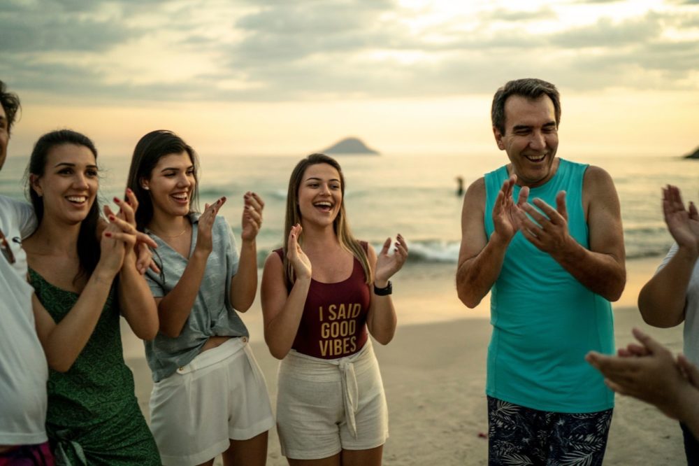 Los brasileños tienen una razón conmovedora para aplaudir en la playa, y se está extendiendo por Sudamérica