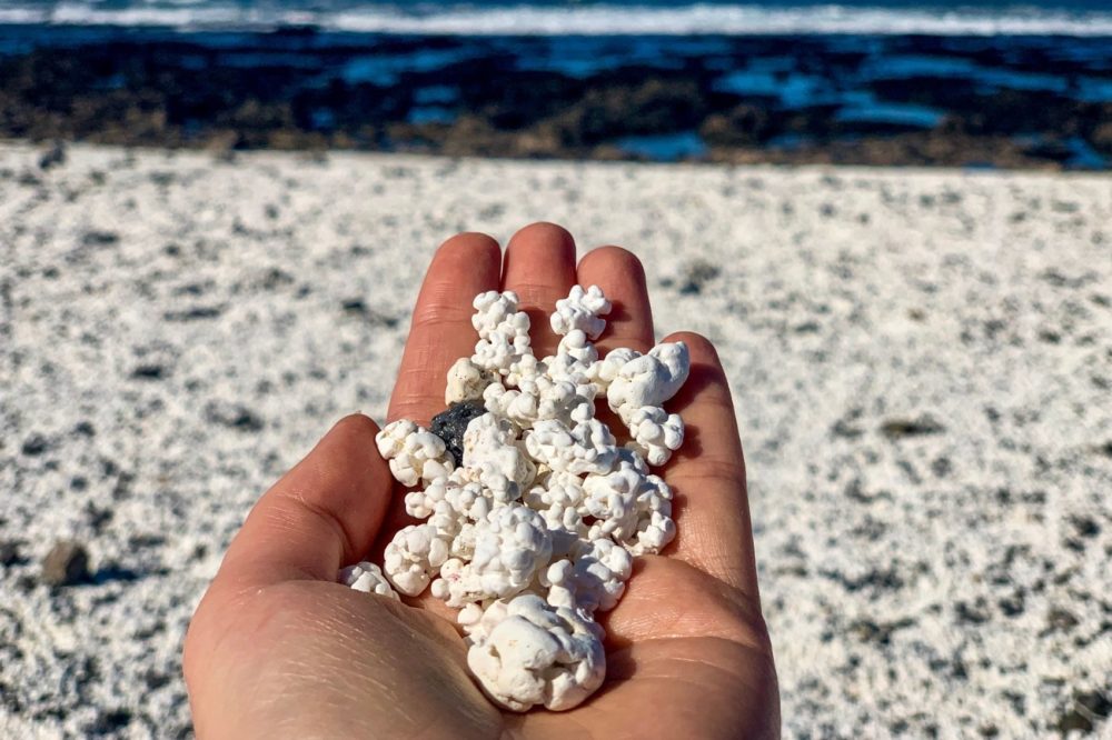 Esta playa surrealista en España tiene “arena de palomitas”. Cómo visitarla