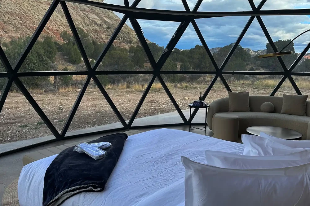 room-clear-sky-resorts-bryce-canyon-1000x665 - Este glamping en una zona remota de Utah te permite ver las estrellas desde la cama. Y se siente como estar en Marte