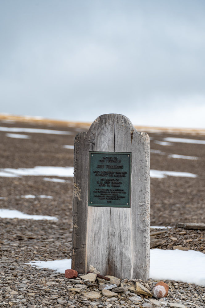 tumbas-expedicion-Franklin-Beechey-Island-Nunavut-Canada-665x1000 - Crucero en el Ártico: encuentros inesperados en Groenlandia y Nunavut