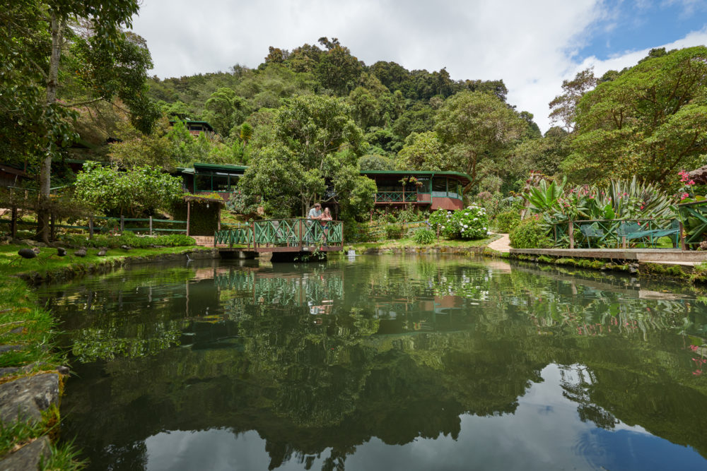 DOTA_SAN-GERARDO_TROGON-LODGE_LAGO_2-AMIGOS-EN-EL-MUELLE-ANGULO-DE-FRENTE-1-1000x667 - Duerme entre los bosques tropicales, volcanes y playas de Costa Rica en estos 7 hoteles boutique