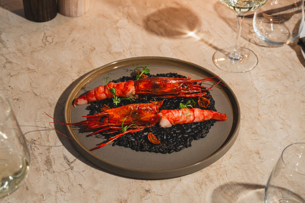 Destino-Five-Ibiza_Elia_-Carabinero-Giouvetsi-2-1000x667 - Destino Five Ibiza: El renacer de un ícono de lujo en la Isla Blanca