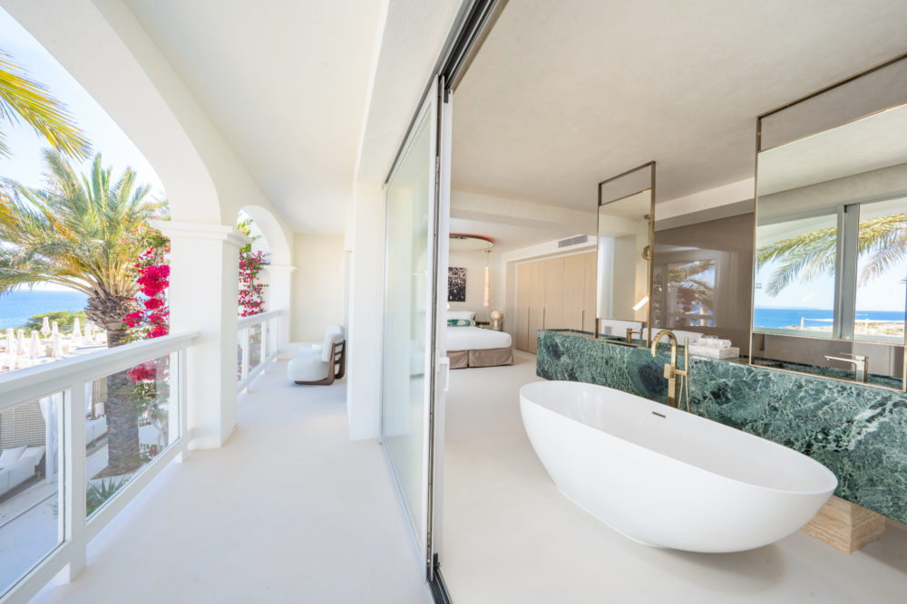 Destino-Five-Ibiza_Epic-Suite-with-Pool-View-2-1000x667 - Destino Five Ibiza: El renacer de un ícono de lujo en la Isla Blanca