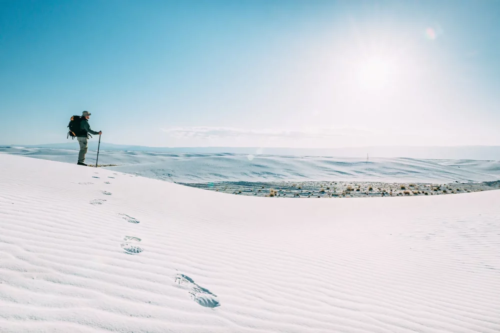 TAL-best-hikes-WHITESANDSNP0725-ff237fca04f4463880faf6b26cbd1571-1000x667 - Parque Nacional White Sands: un mar sin agua con dunas que brillan al atardecer