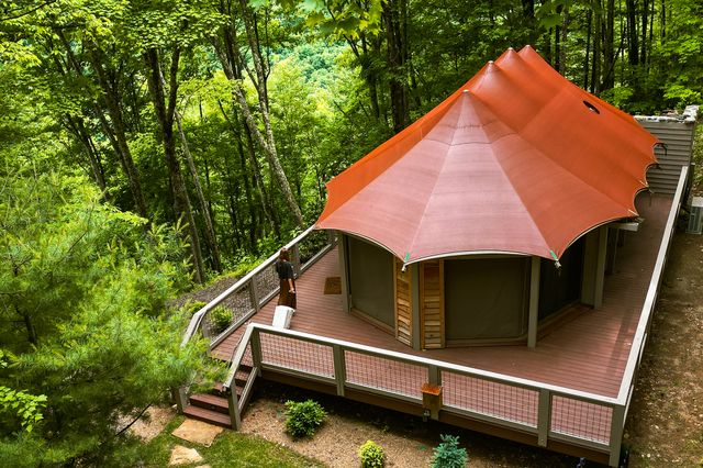 TAL-exterior-elk-embers-NCTREEHOUSE0825-925d6adb33ac41f1a27f15bfafa20ad4 - Descubre Elk & Embers, el refugio en Waynesville donde la naturaleza, la aventura y el lujo se encuentran