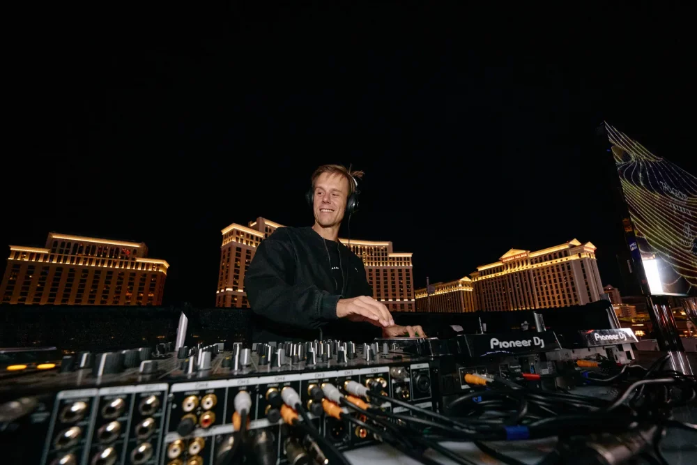 TAL-fountain-club-dj-BELLAGIOFOUNTAINCLUB0725-283c2262665746dc82f9400f0725ea0a-1000x667 - Este club de F1 en Las Vegas ofrece vistas a pie de pista… y platillos servidos por chefs famosos