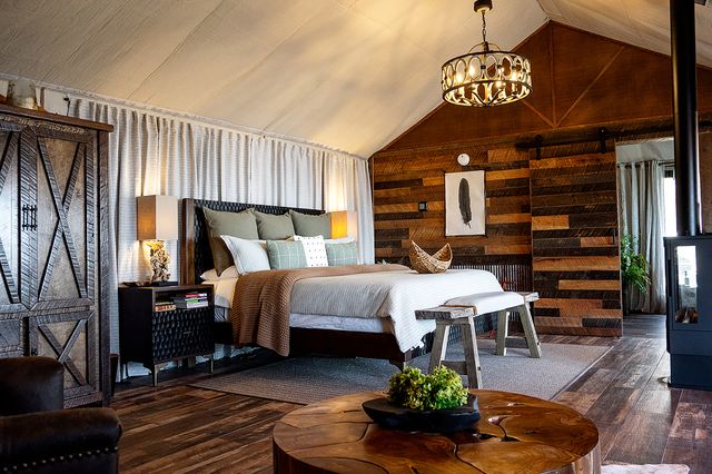 TAL-interior-tanager-tent-elk-embers-NCTREEHOUSE0825-ee281a7506924966b034dd3d188e0503 - Descubre Elk & Embers, el refugio en Waynesville donde la naturaleza, la aventura y el lujo se encuentran