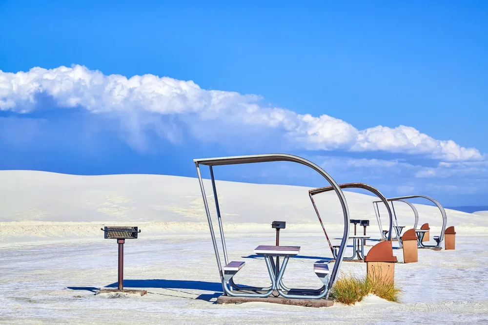 TAL-picnic-tables-WHITESANDSNP0725-f162af13086742f6bb521f1d27d1a731-1000x667 - Parque Nacional White Sands: un mar sin agua con dunas que brillan al atardecer