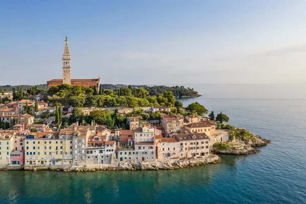 TAL-rovinj-old-town-ALISTPOSTTIA0725-70d79bf1c029408fb34df94f4a2f5bbe-1000x667 - Esta región europea es un paraíso gastronómico poco conocido—y la mejor forma de visitarla te lleva por Italia, Eslovenia y Croacia
