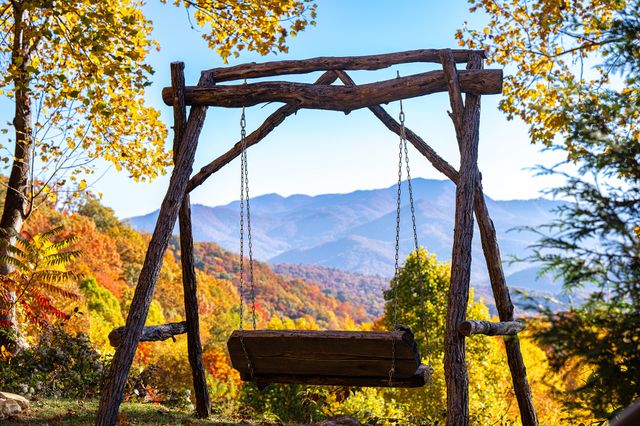 TAL-swing-tanager-tent-elk-embers-NCTREEHOUSE0825-58e869698edc406698f6dc5eafa24cbe - Descubre Elk & Embers, el refugio en Waynesville donde la naturaleza, la aventura y el lujo se encuentran