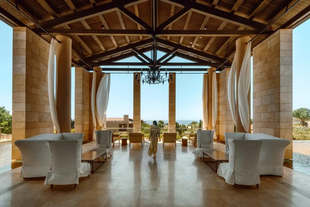 TAL-the-romanos-lobby-ALISTPOSTCHRISTOS0725-3d6857437c67429786d25e315fa2b883-1000x667 - Qué destinos visitar en Grecia continental, según un asesor de viajes