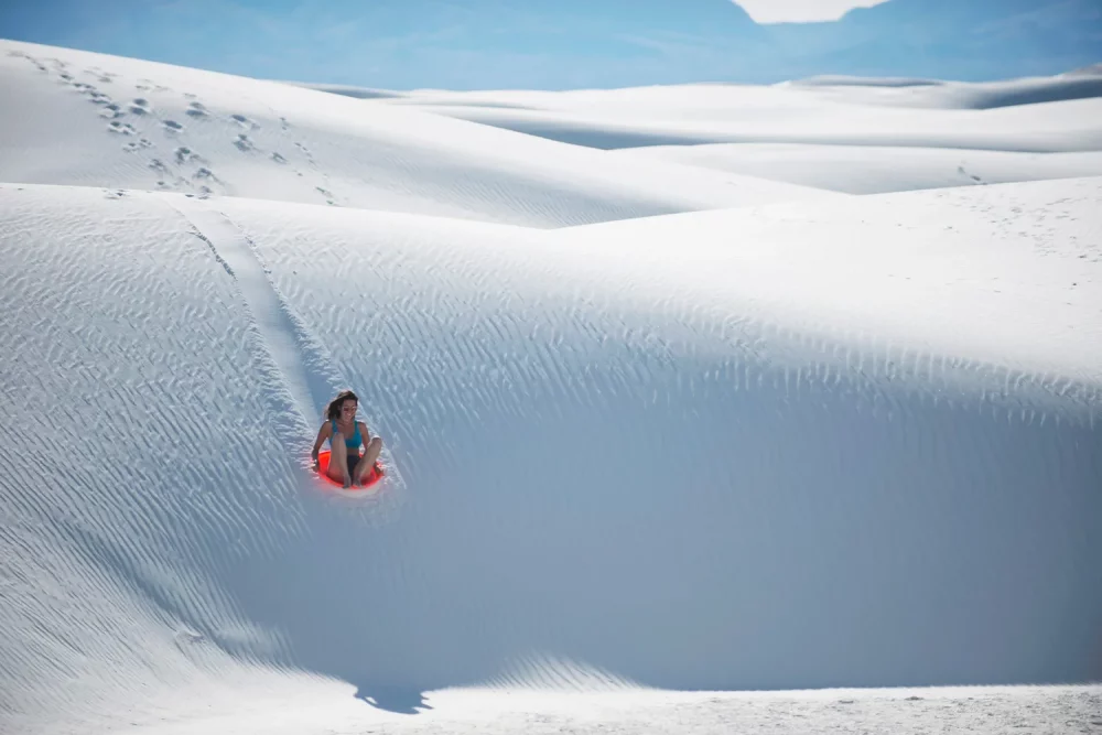 TAL-to-do-sand-sledding-WHITESANDSNP0725-3c859964ccf743909cf2b635bd817345-1000x667 - Parque Nacional White Sands: un mar sin agua con dunas que brillan al atardecer