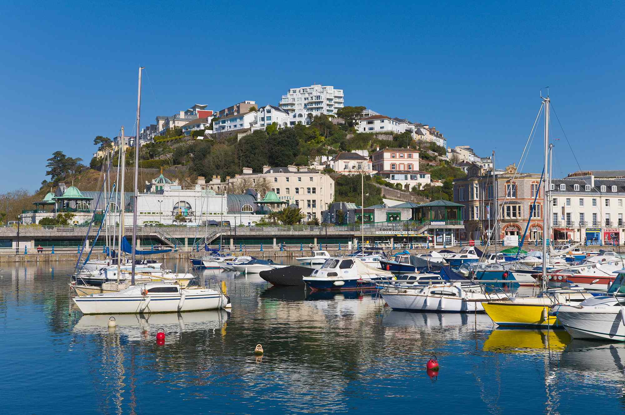 Torquay, la joya secreta de la Riviera Inglesa que está conquistando las playas de Europa