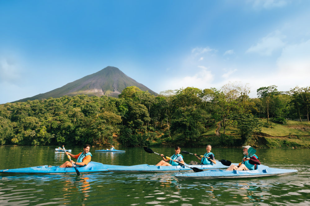 group-kayaking-arenal-la-fortuna-1000x667 - Duerme entre los bosques tropicales, volcanes y playas de Costa Rica en estos 7 hoteles boutique