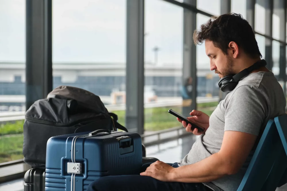 hombre-esperando-en-el-aeropuerto-1000x667 - ¿Cuánto es el coste por exceso de equipaje?