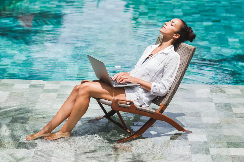 mujer-teletrabajando-1000x667 - Bleisure, la nueva tendencia que combina trabajo y ocio en tus viajes de negocios