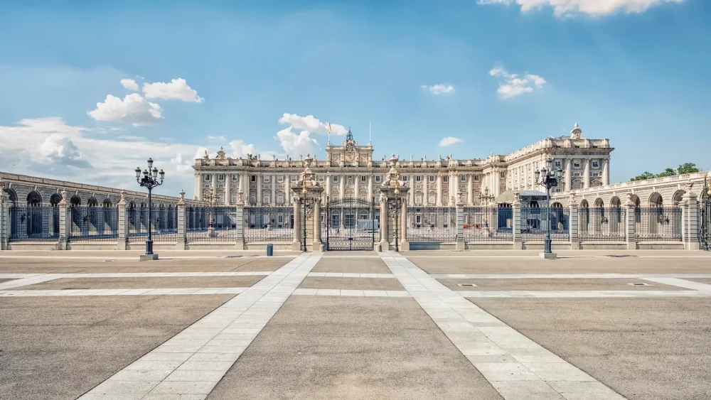 palacio-real-madrid-1-1000x563 - Las mejores cosas que hacer en Madrid: 20 actividades atemporales