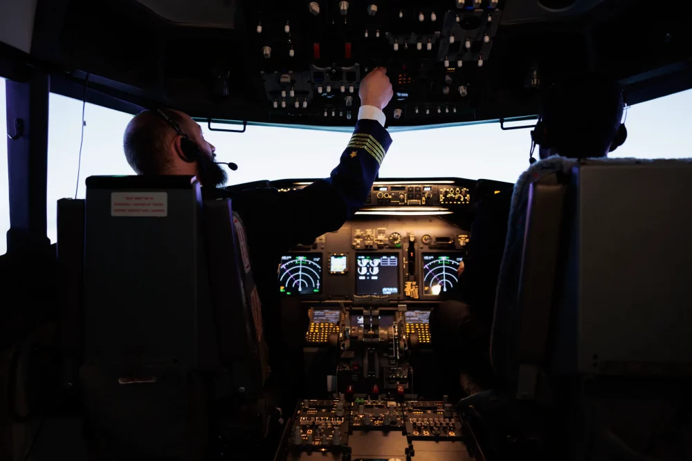 piloto-en-la-cabina-1000x667 - Qué significa 7.500, el código que jamás querrías escuchar subido a un avión